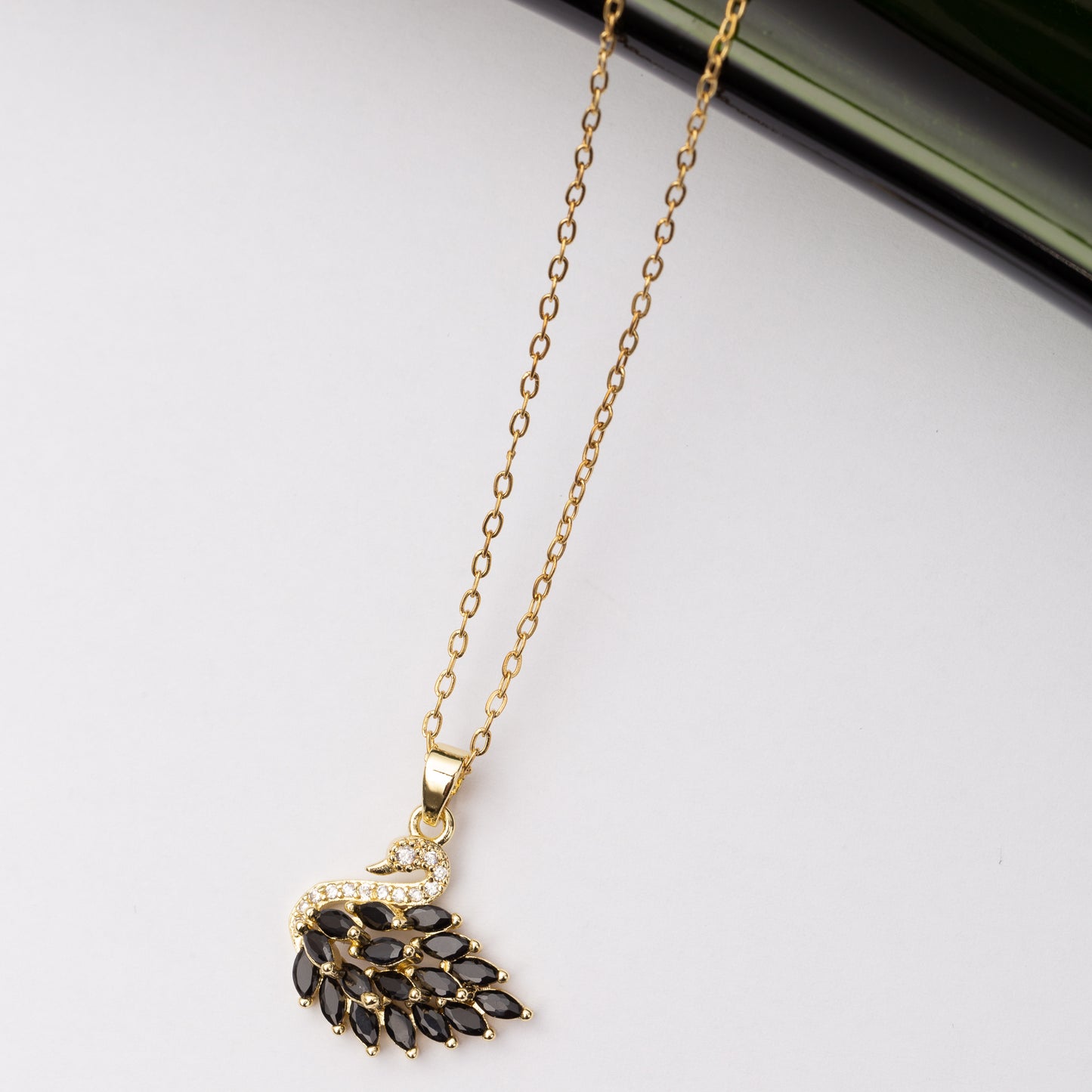 Collier SWAN en acier - Couleur Dorée - En Promotion