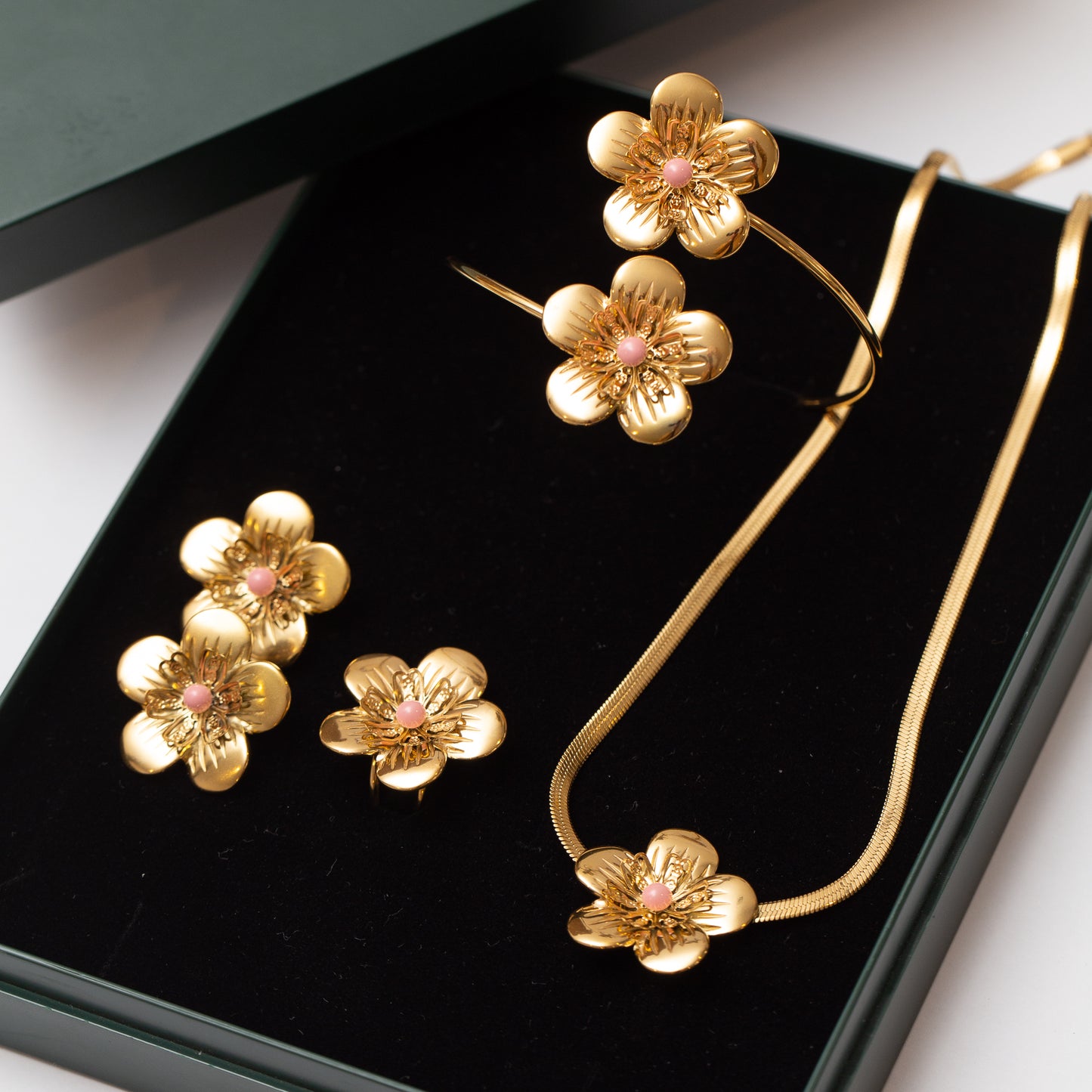 Ensemble 4 Pcs Tendance. Bracelet, Collier, Boucles d'oreilles et une bague