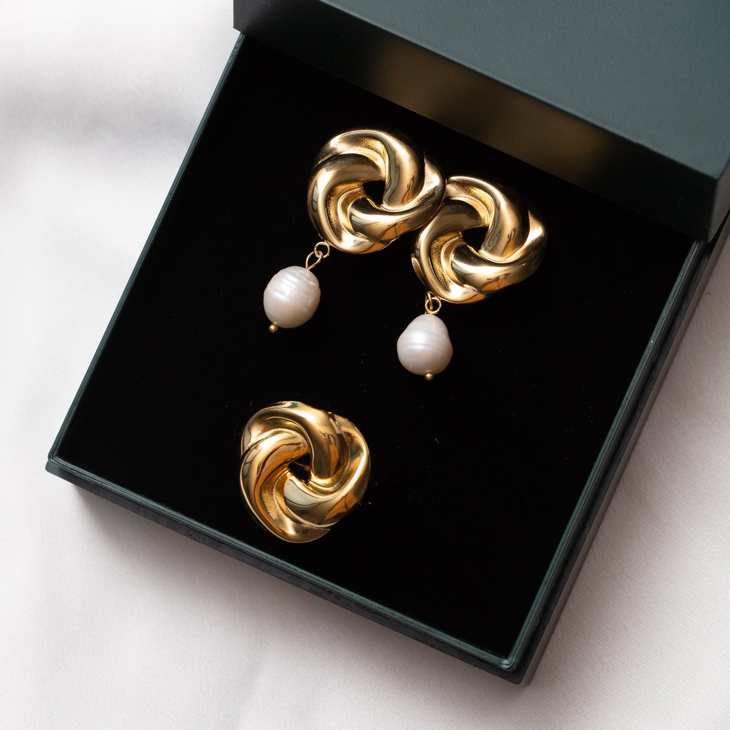 Ensemble Acier Tendance. Bague et une paire de boucles d'oreilles