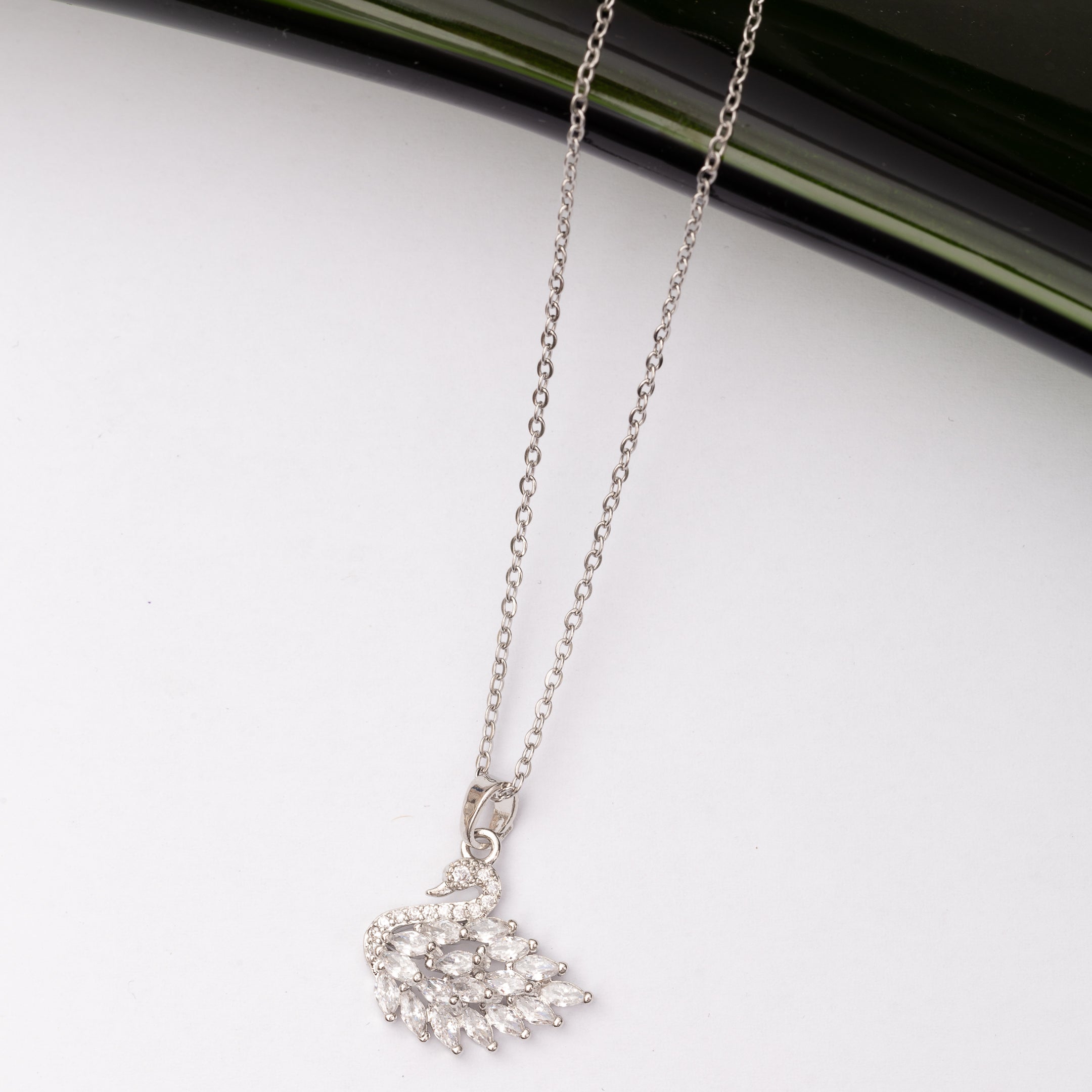 Collier SWAN en acier - Couleur Argentée - En Promotion