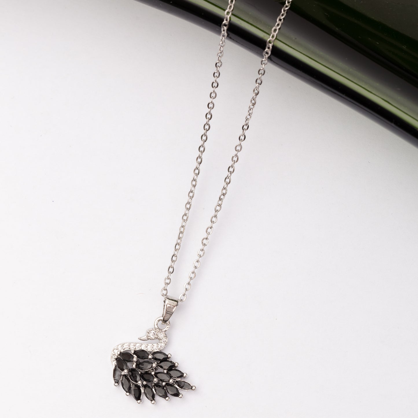 Collier SWAN en acier - Couleur Argentée - En Promotion
