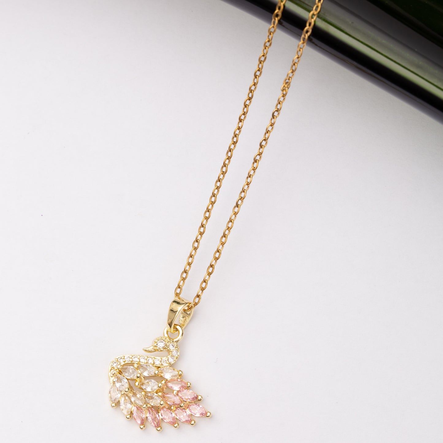Collier SWAN en acier - Couleur Dorée - En Promotion