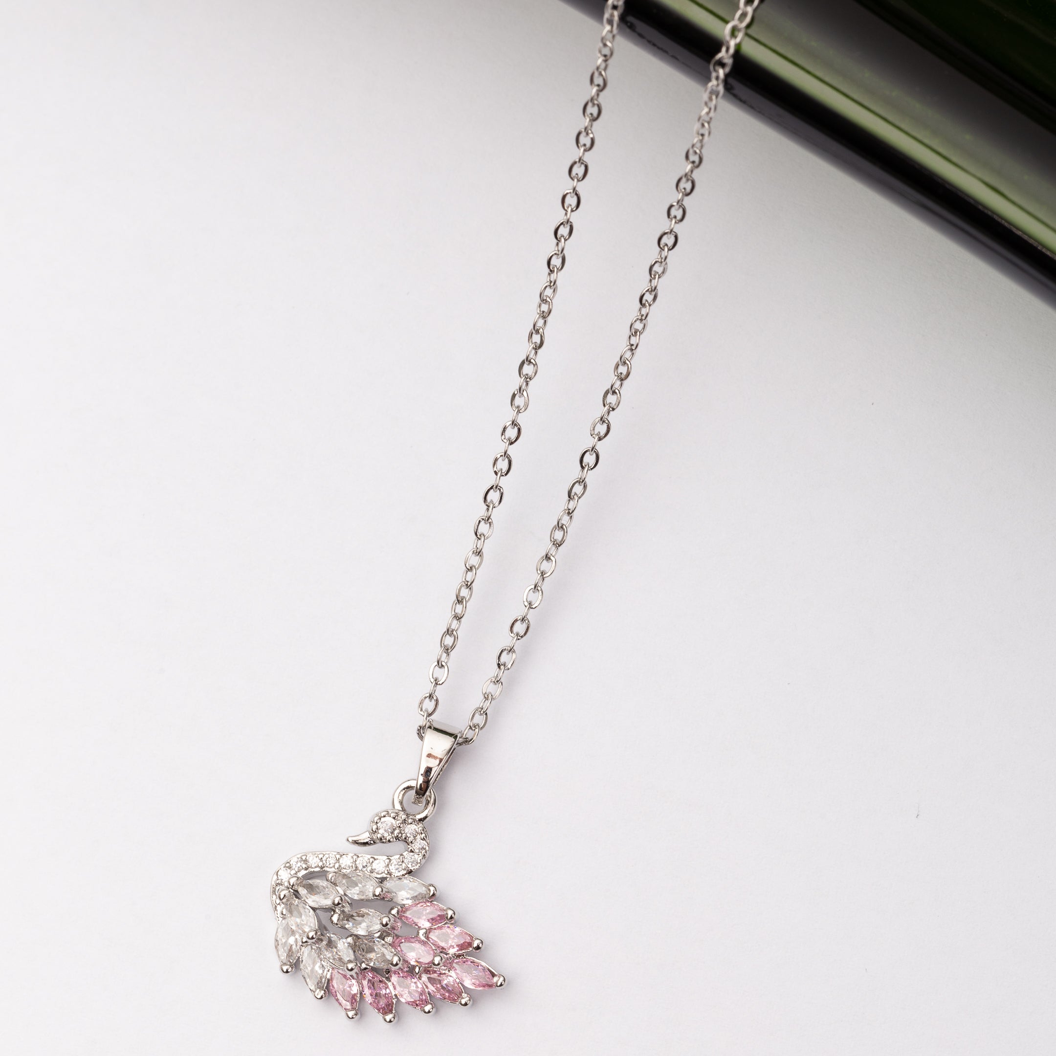 Collier SWAN en acier - Couleur Argentée - En Promotion