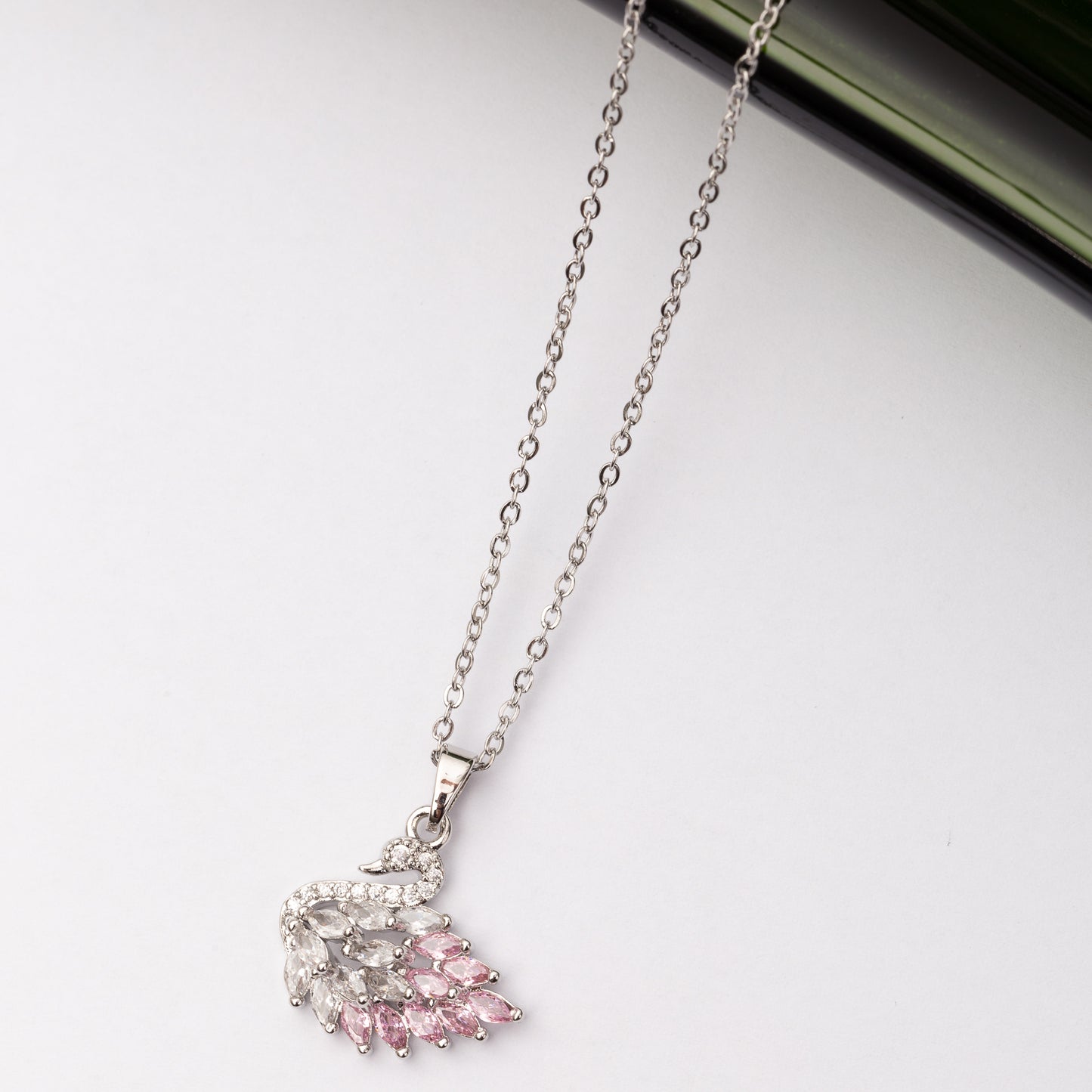 Collier SWAN en acier - Couleur Argentée - En Promotion