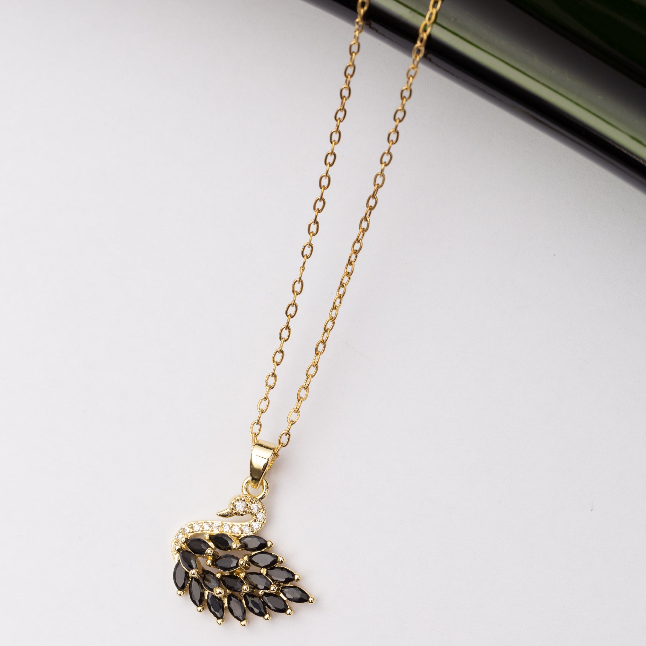 Collier SWAN en acier - Couleur Dorée - En Promotion