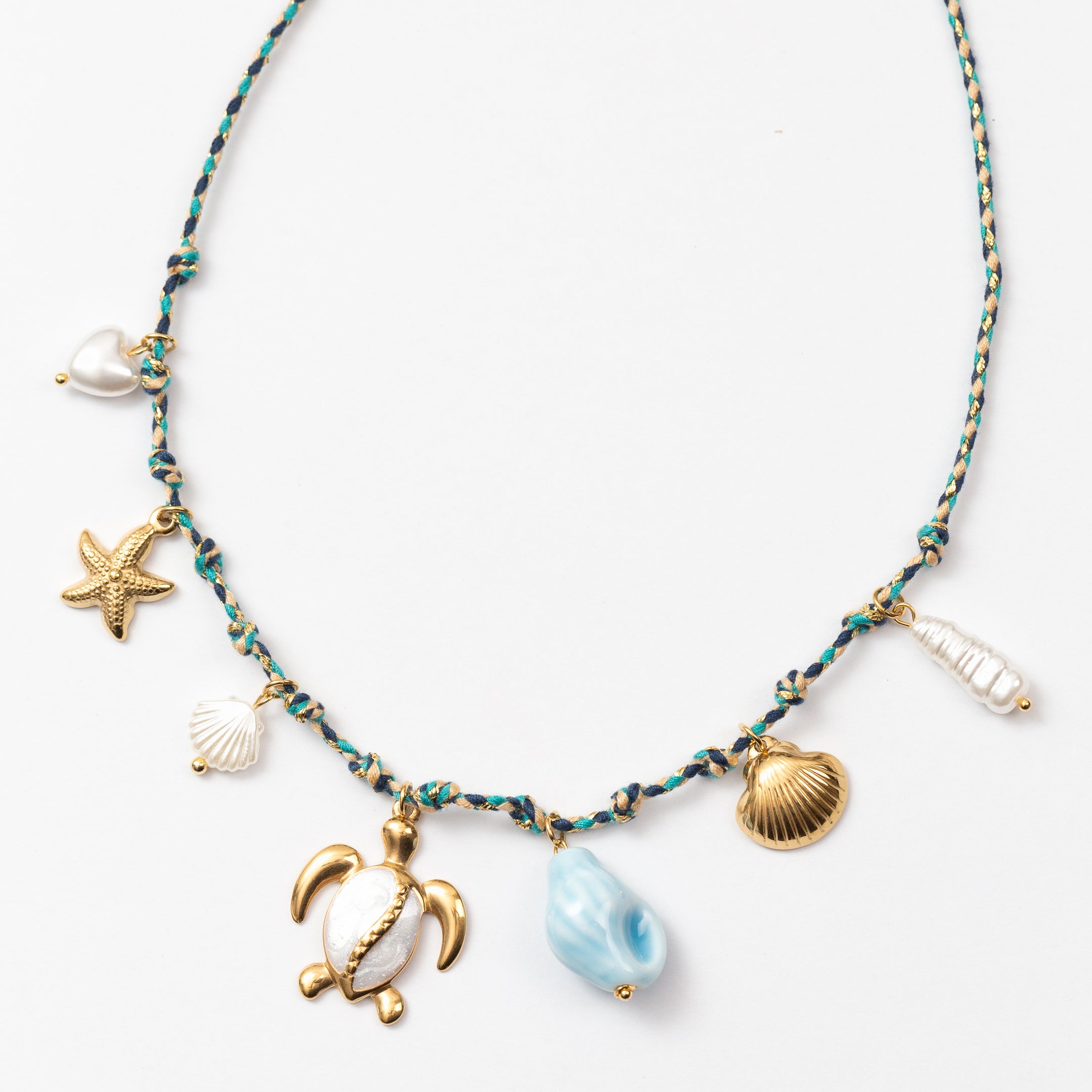 Collier en acier monté sur cordon