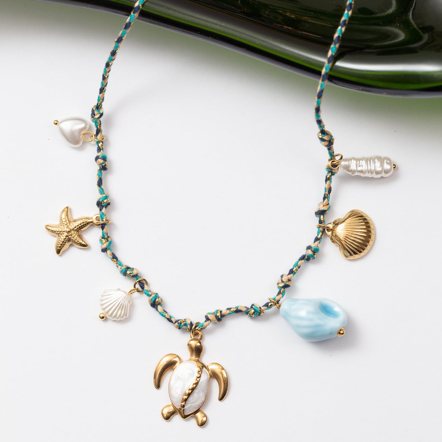 Collier en acier monté sur cordon