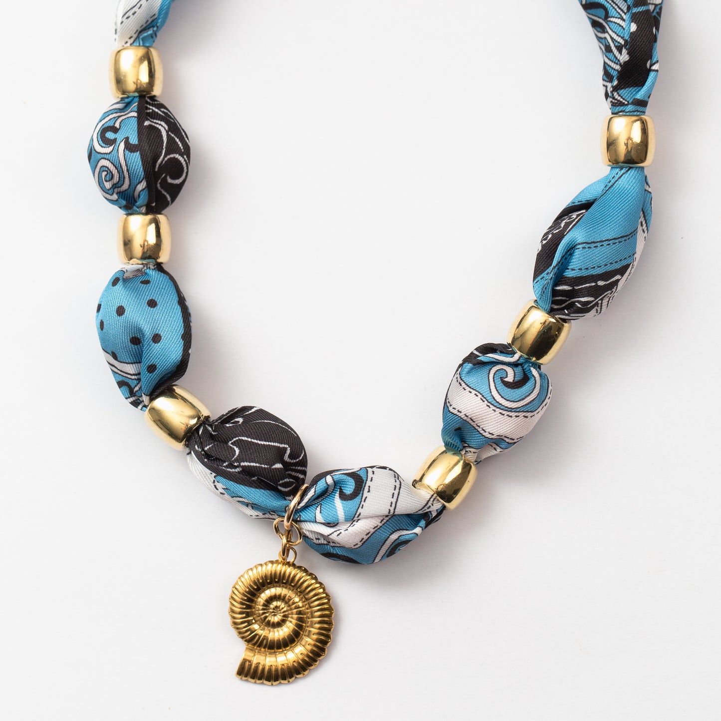 Collier en acier monté sur tissu