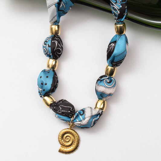 Collier en acier monté sur tissu