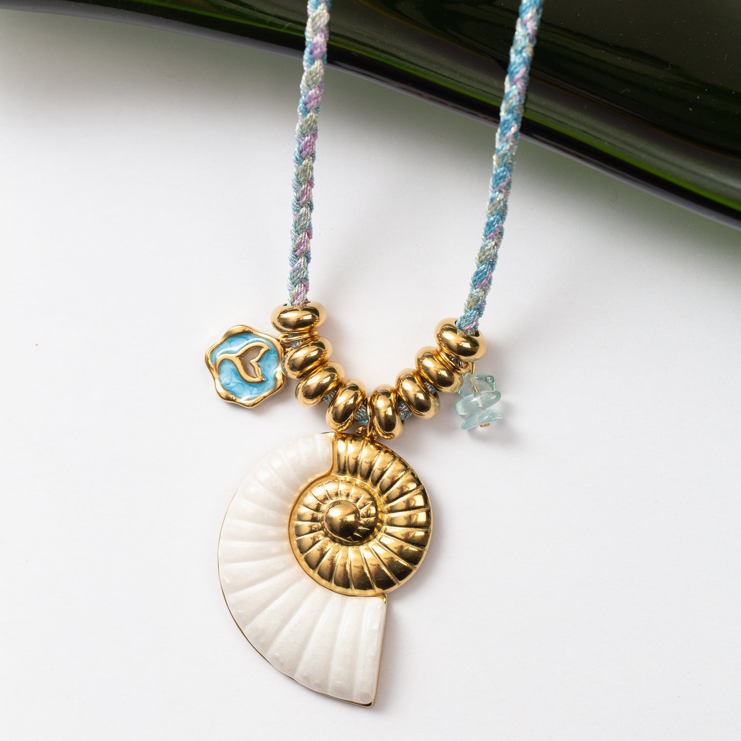 Collier en acier monté sur cordon