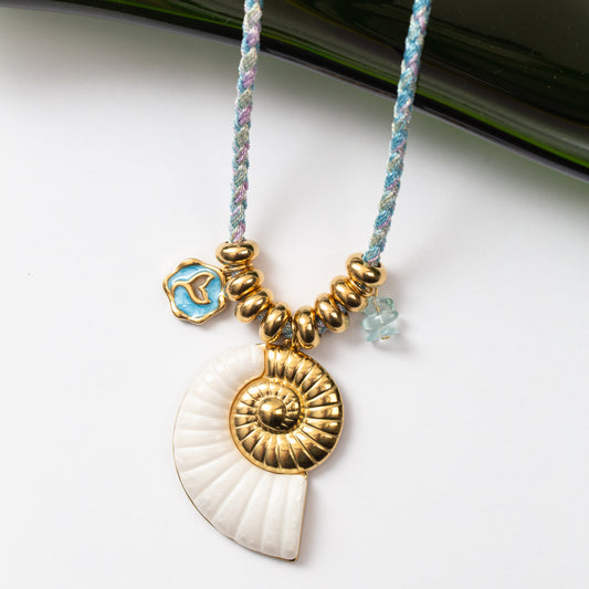 Collier en acier monté sur cordon