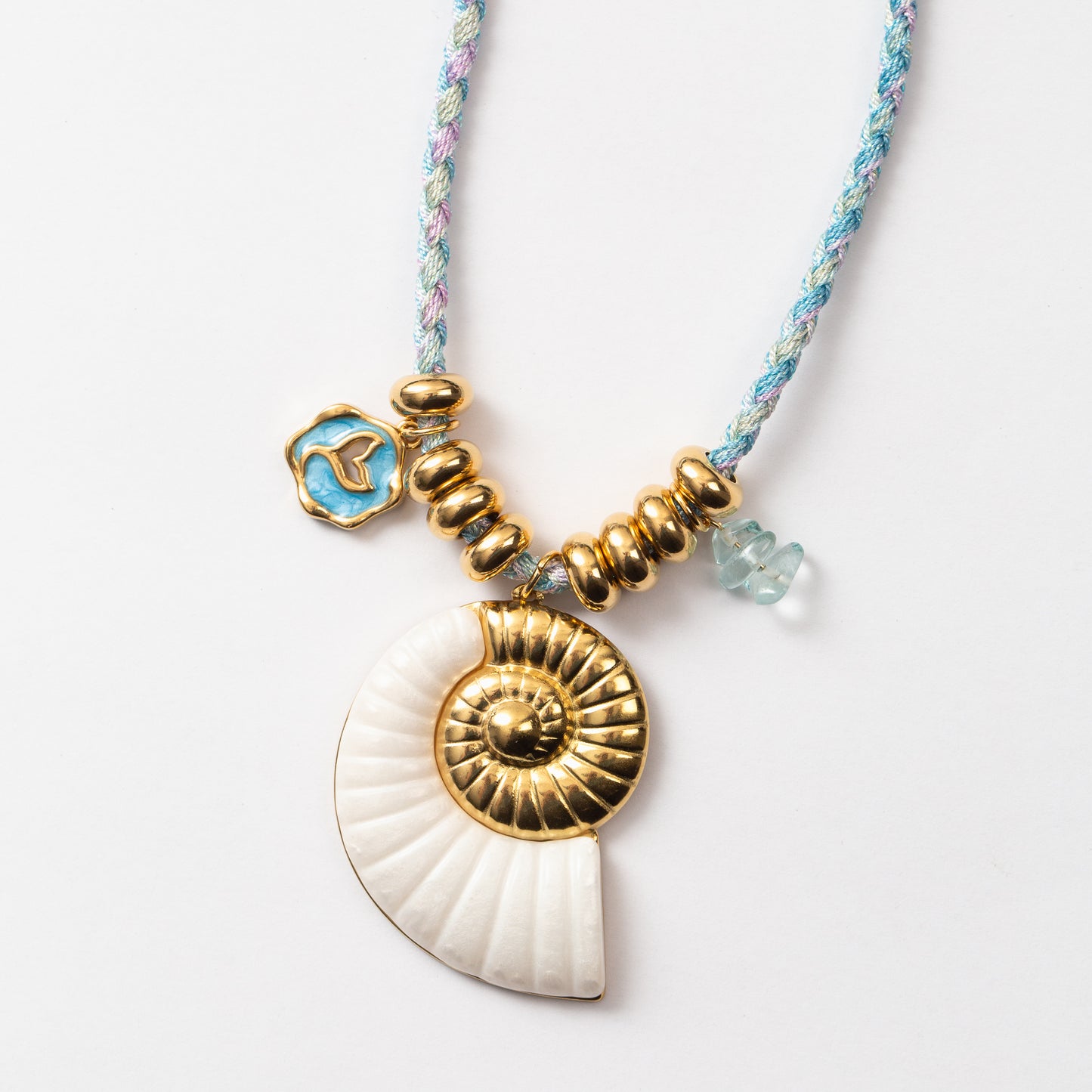 Collier en acier monté sur cordon