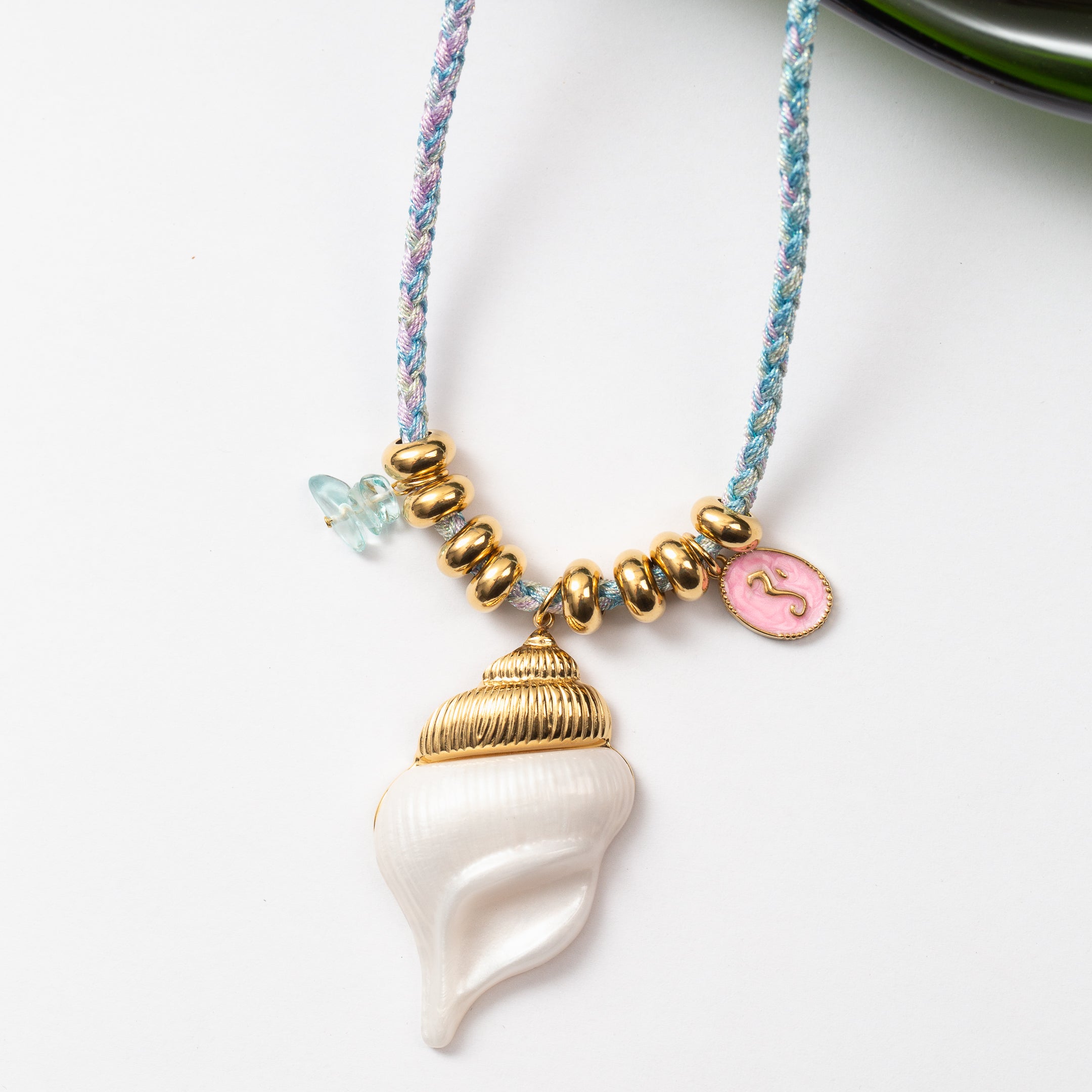Collier en acier monté sur cordon