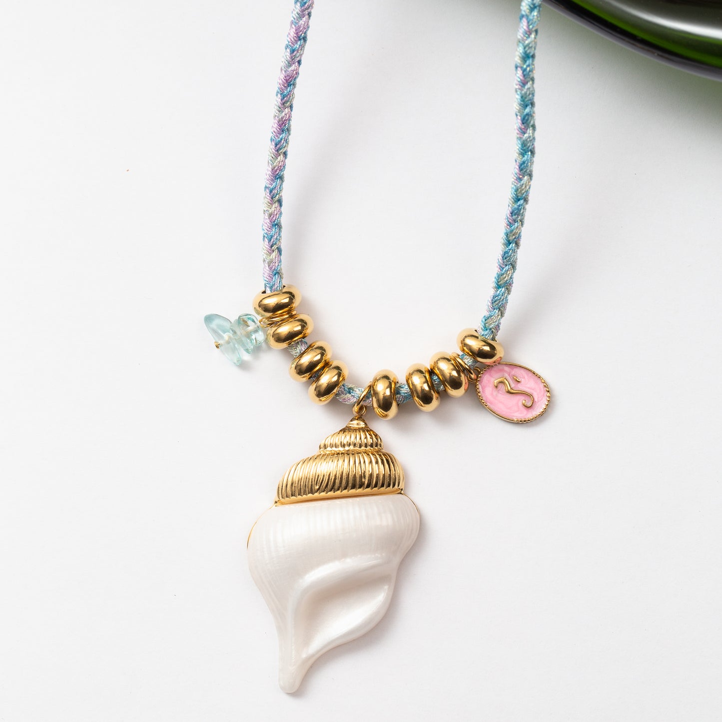 Collier en acier monté sur cordon