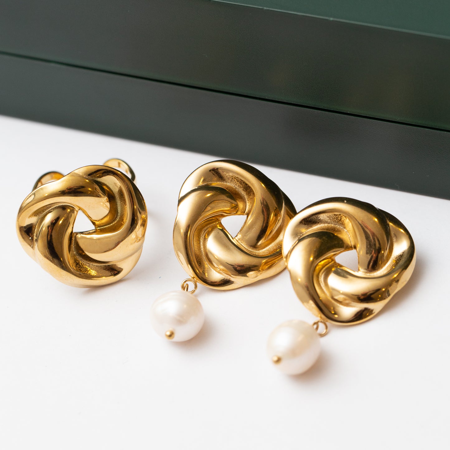 Ensemble Acier Tendance. Bague et une paire de boucles d'oreilles